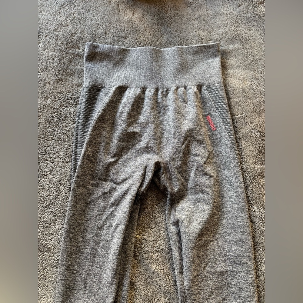 Gray and pink Gymshark sports Gymshark leggings.